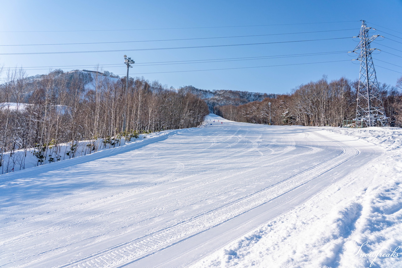 小樽天狗山スキー場　大雲海発生！息を吞む絶景とドライパウダー。北海道の雪山の魅力が詰まったローカルゲレンデを滑る！
